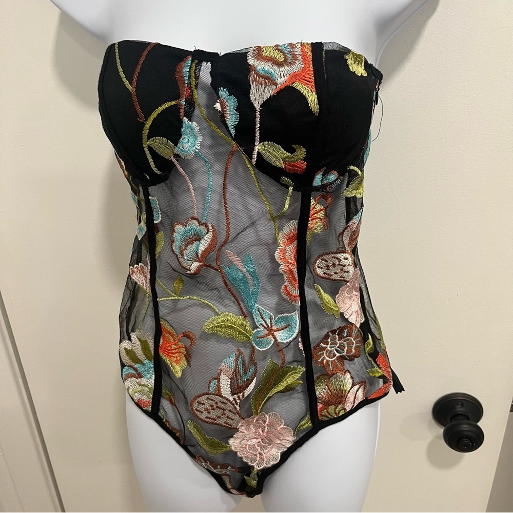 EUC-Fashion Nova-Body suit size Medium floral pattern